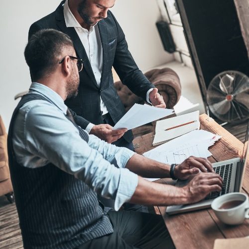 dos emprendedores dentro de oficina gestionando documentos